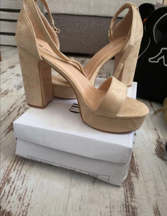 Beżowe eleganckie sandały na obcasie platformie