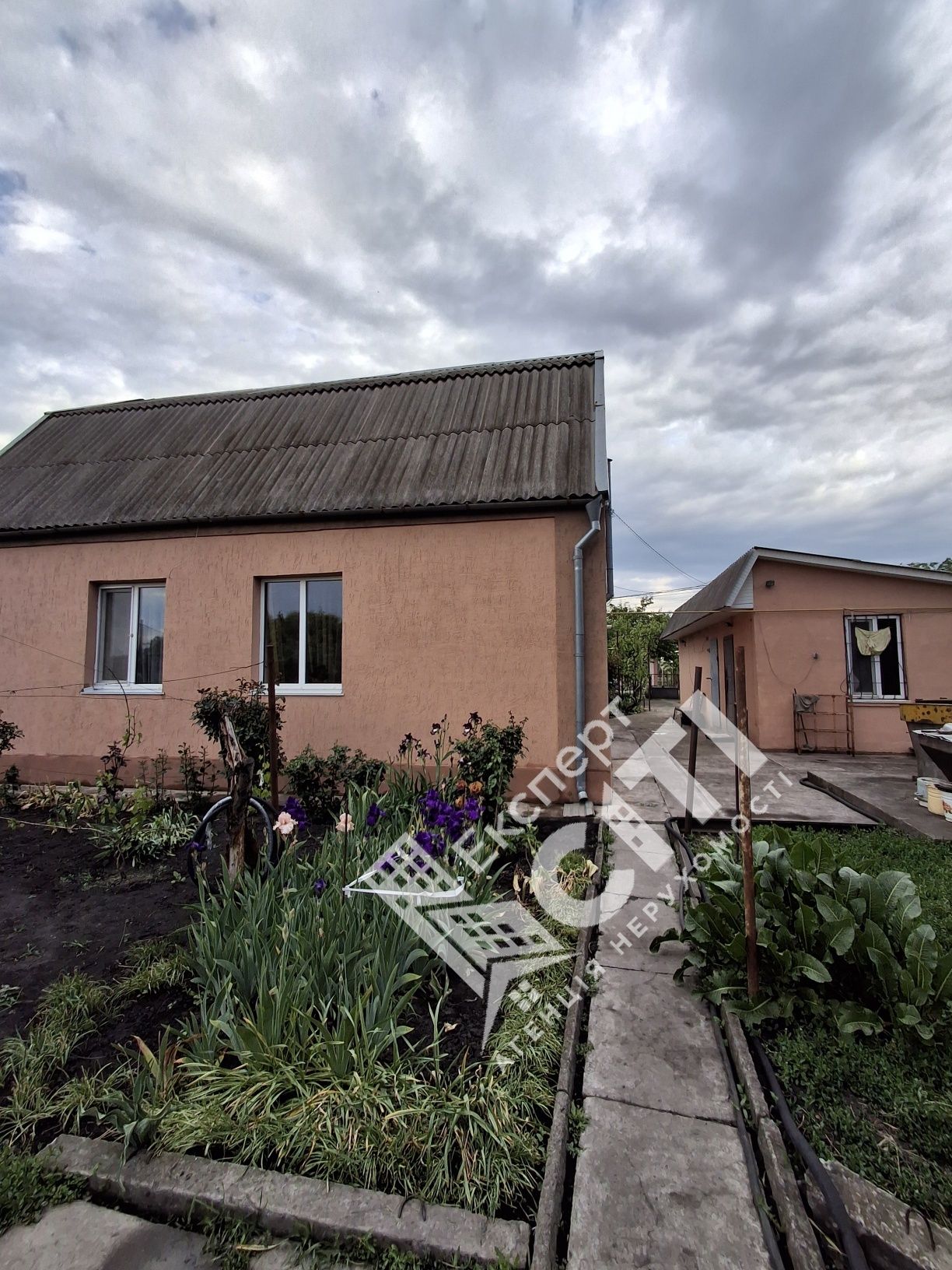 Добротний будинок. Поряд мкрн. Зарічний.