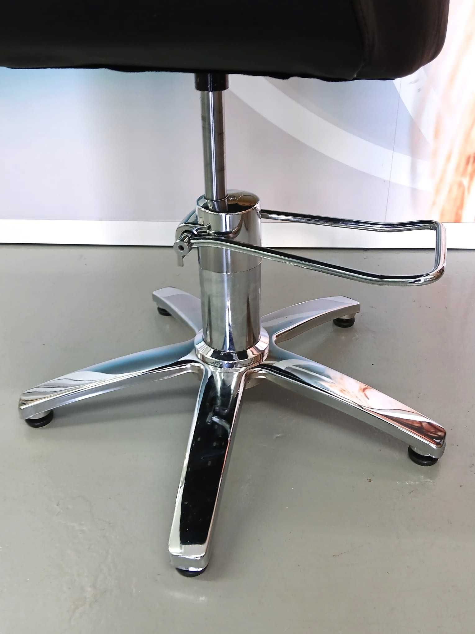 Cadeira Hidráulica Nova e Profissional em Aço Inox