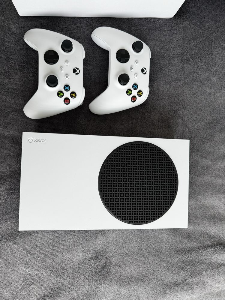 Xbox Series S з двома геймпадами