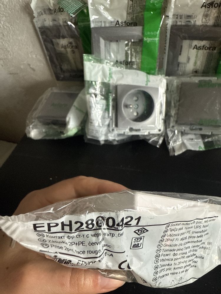 Akcesoria elektryczne schneider electric asfora szare biale czerwone