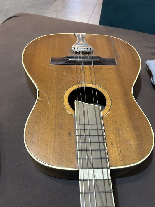 30 letnia gitara akustyczna struny do wymiany