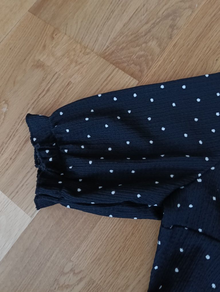 Czarna letnia sukienka w kropki groszki na wiosnę lato do pracy Mohito