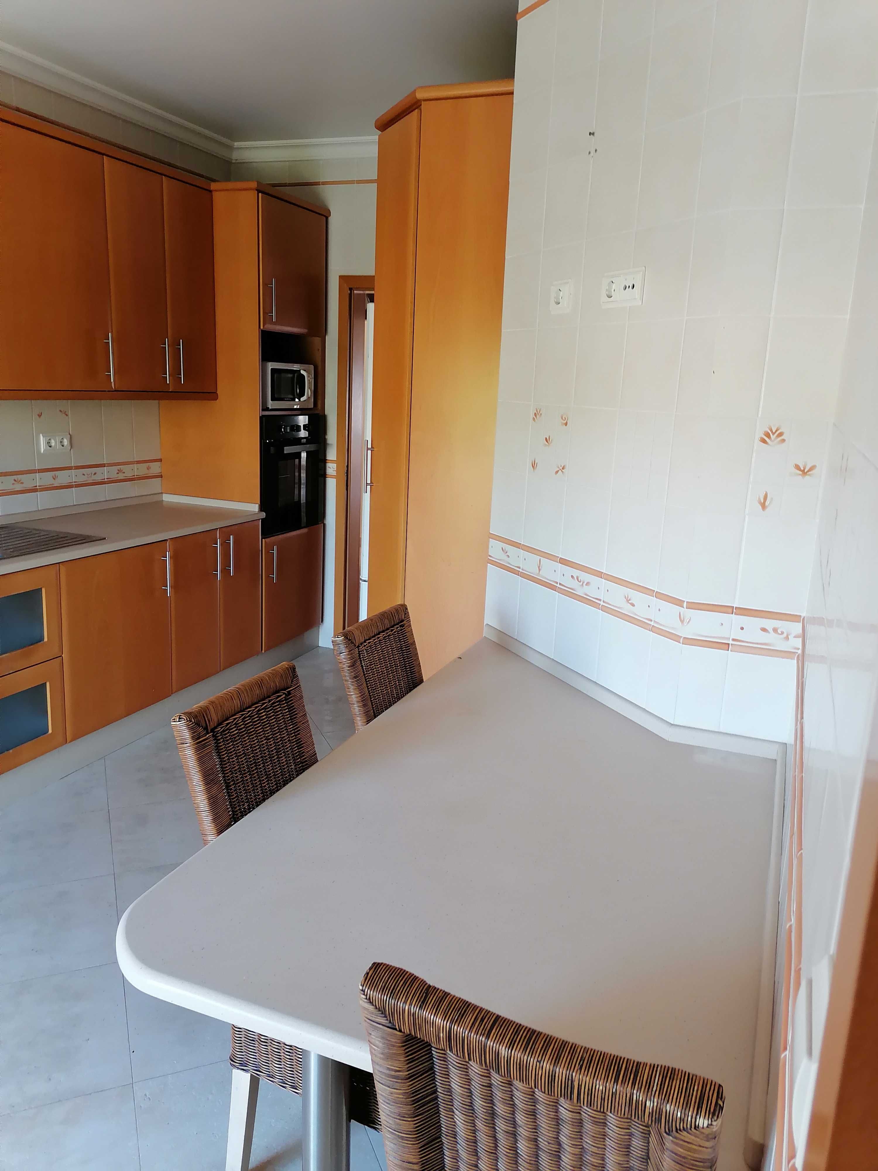 Quarto individual para rapariga estudante em Gambelas - Faro