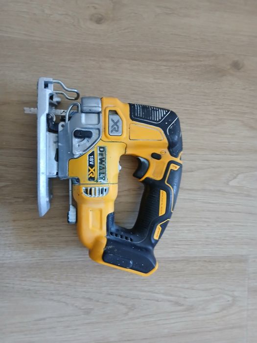 Wyrzynarka DeWalt dcs334