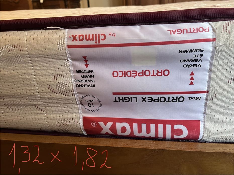 Cama com mesas de cabeceira