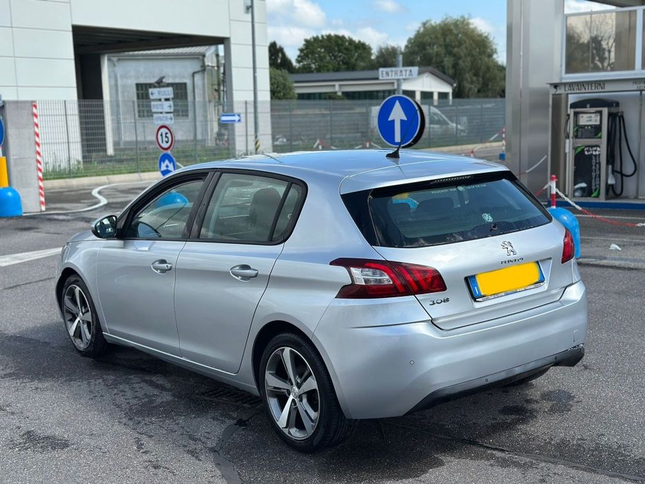 Peugeot 308 1.6 HDI 90KM 2015r  manuał lekko uszkodzony
