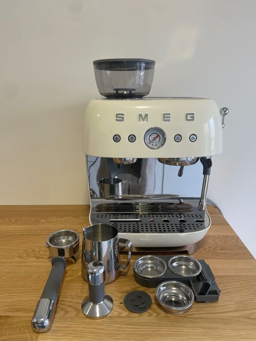 SMEG Máquina de Café Expresso