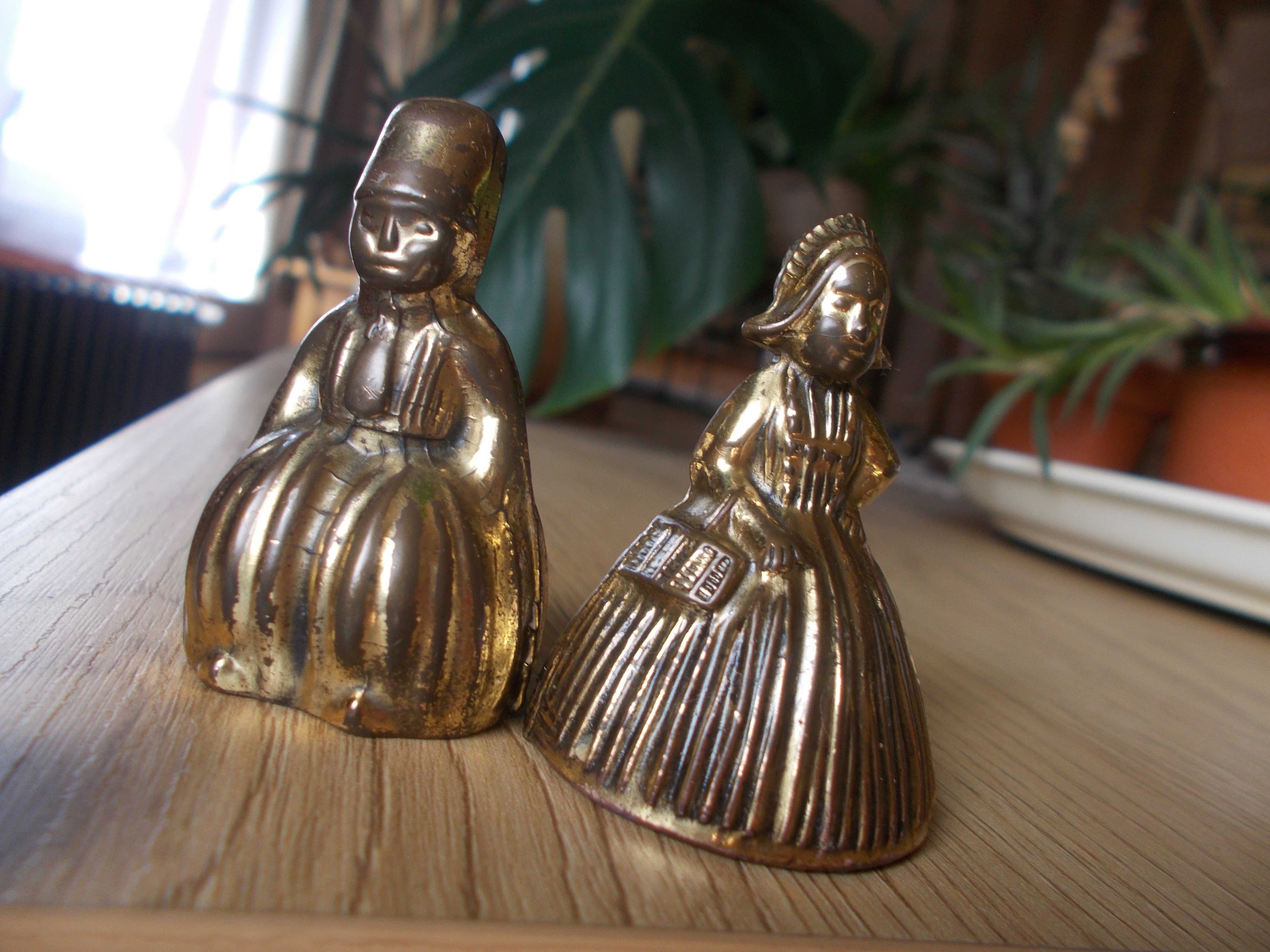 Dwa dzwonki mosiężne - kobiety w strojach historycznych