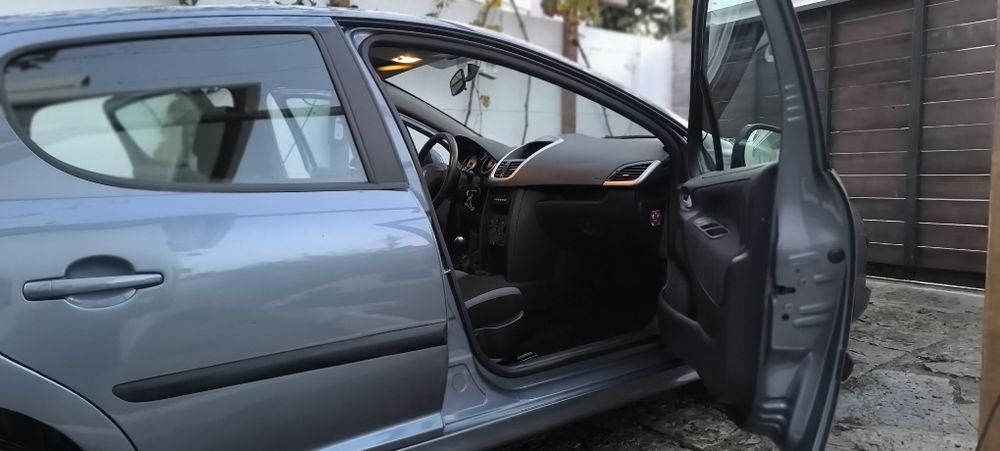 OTIMA OPORTUNIDADE - Peugeot 207 1.4 16 V