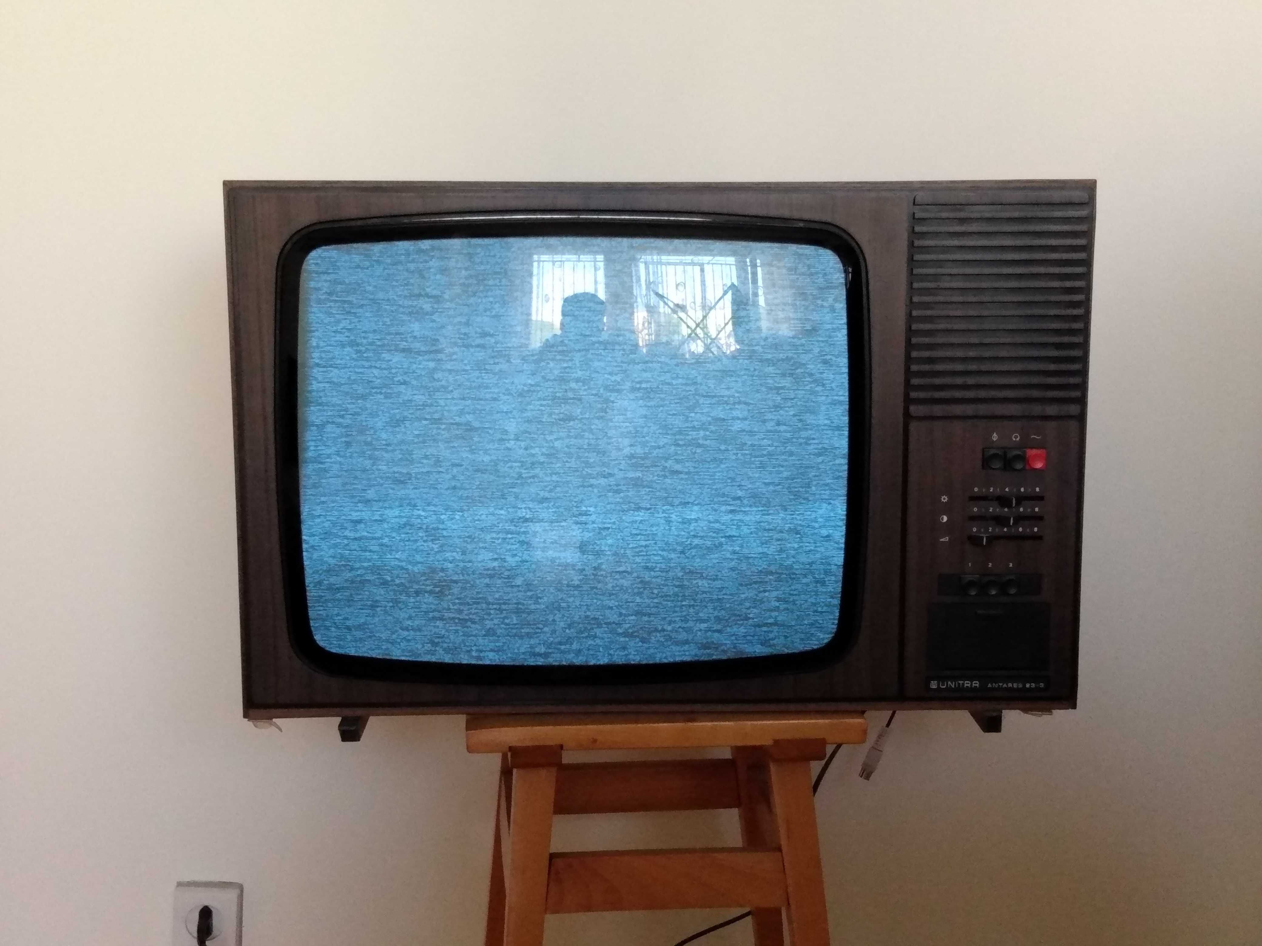 Stary telewizor retro lampowy z okresu PRL'u