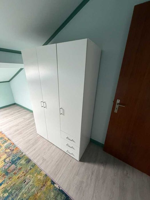 Armário branco portas e gavetas