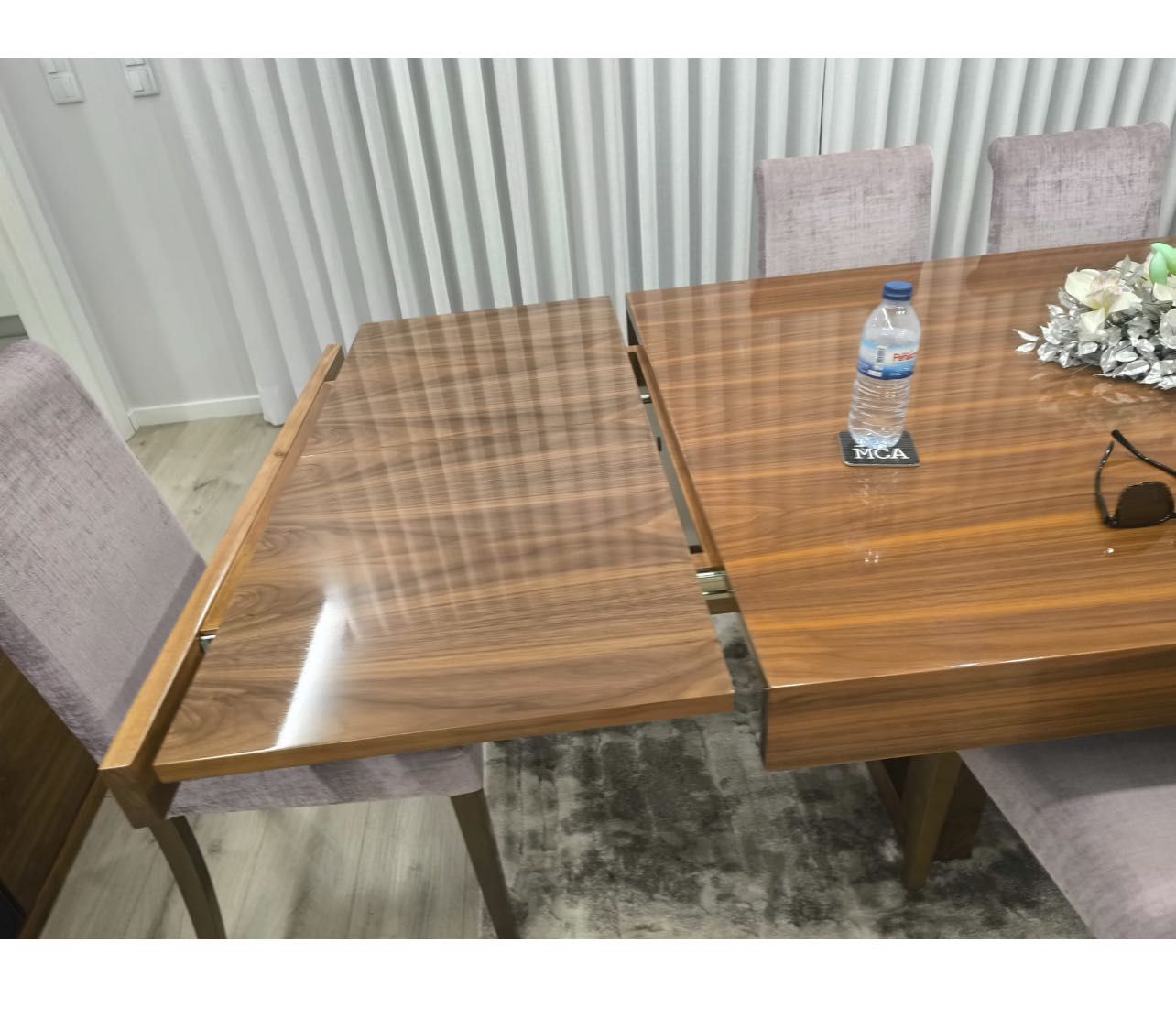 Vendo mesa 160x110 e extensível, folha de Nogueira, alto brilho.