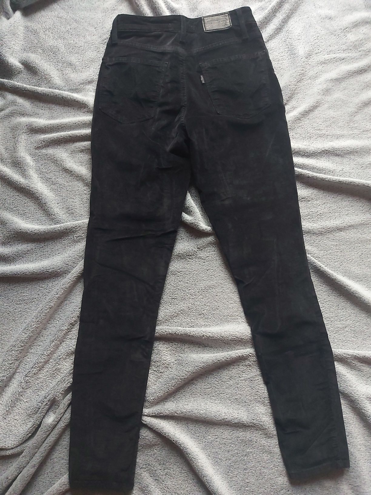 Czarne spodnie Levi's 721