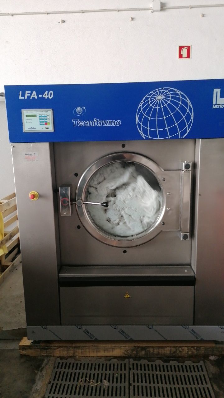 Máquina de lavar roupa industrial