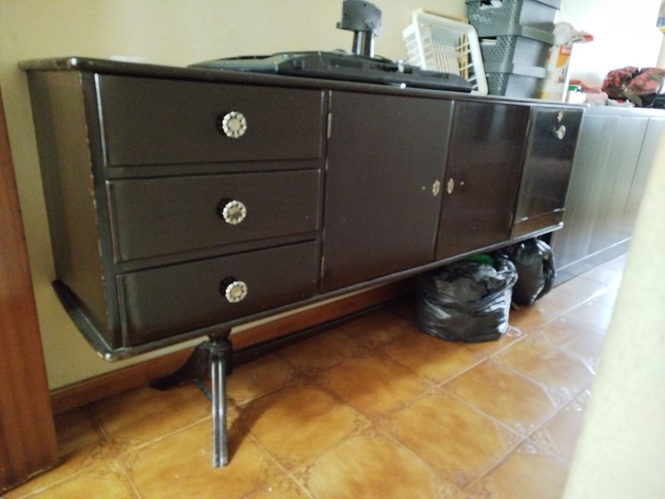 Móvel em madeira maciça