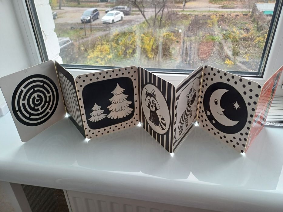 Контрастна книжка для немовляти