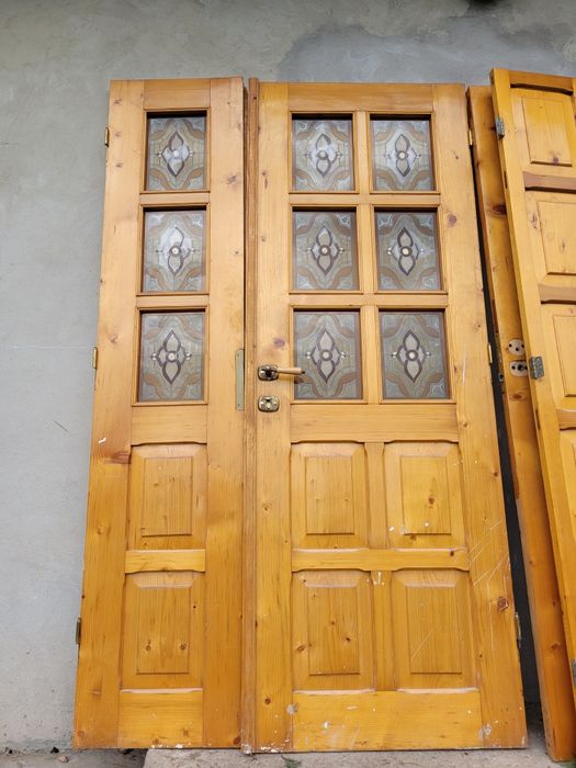 Двері міжкімнатні, дерев'яні, в кладовку, у вітальню без коробки