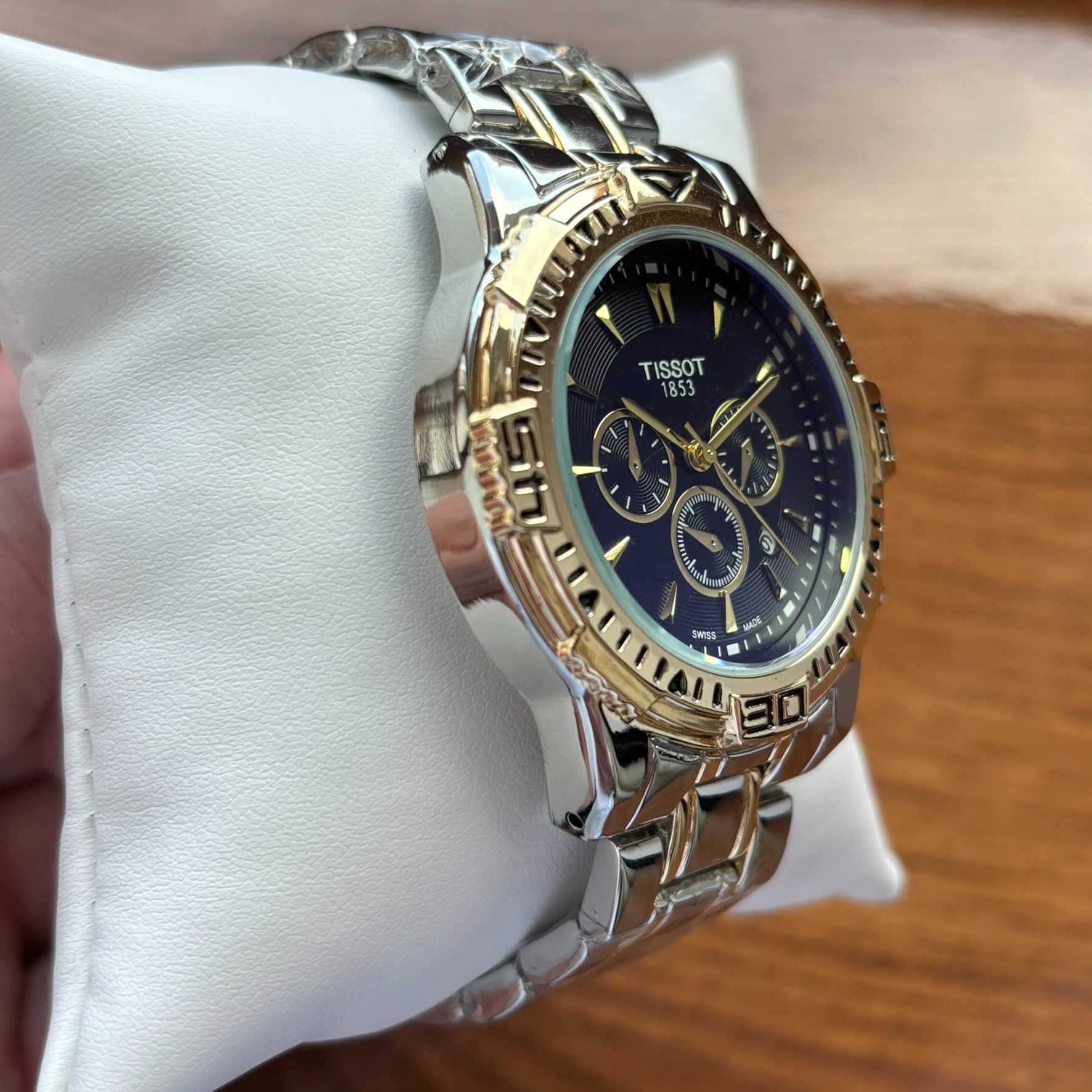 Чоловічий годинник Tissot на браслеті комбінованого кольору з датою