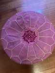 Puff de pele rosa forte cheio