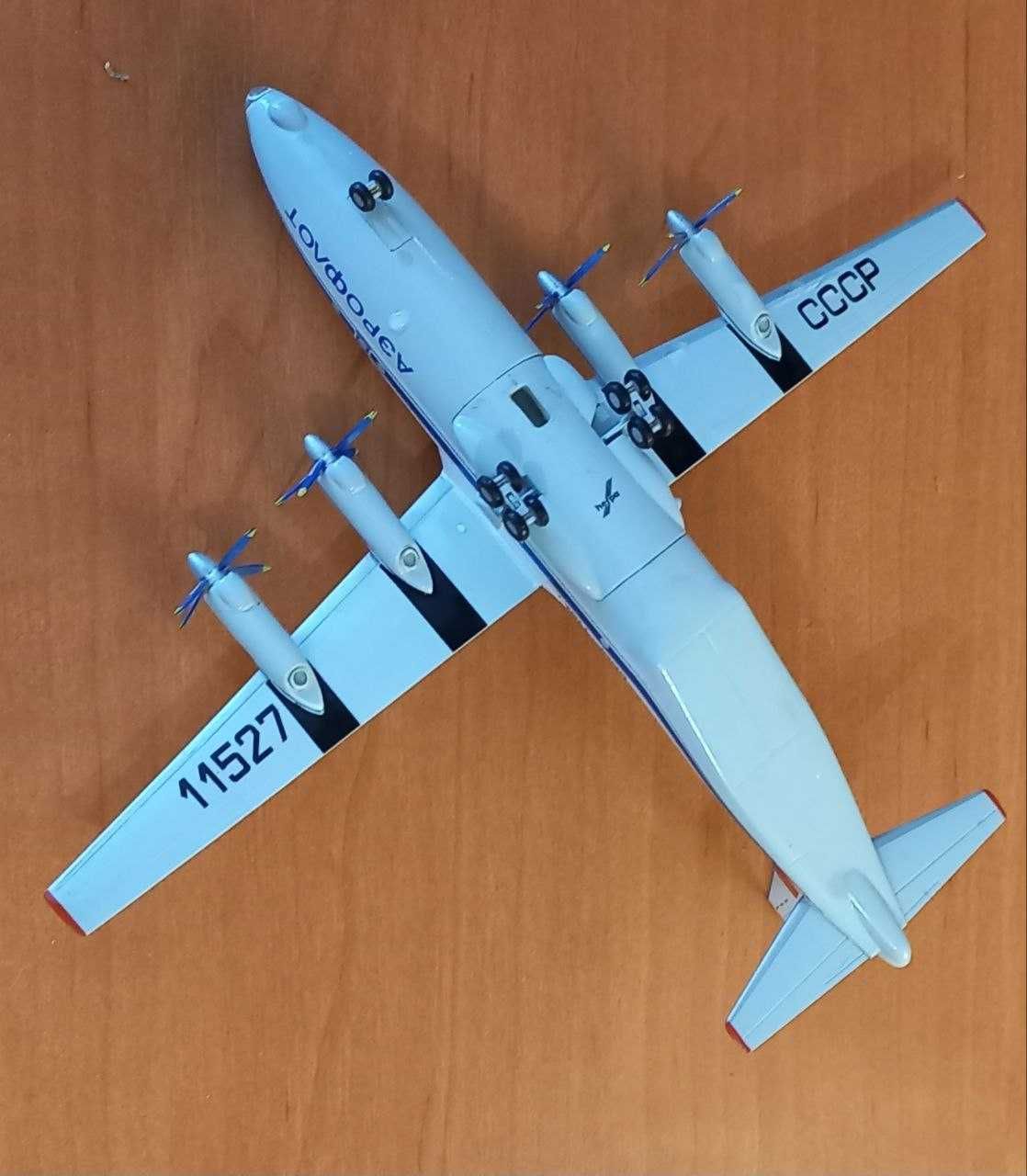 Модель самолета Ан-12 Antonov AN-12 Аэрофлот, 554329, Herpa 1:200