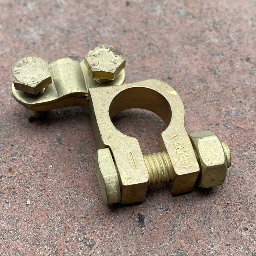 Клемма аккумуляторная угловая HERTA (минус). Латунь
