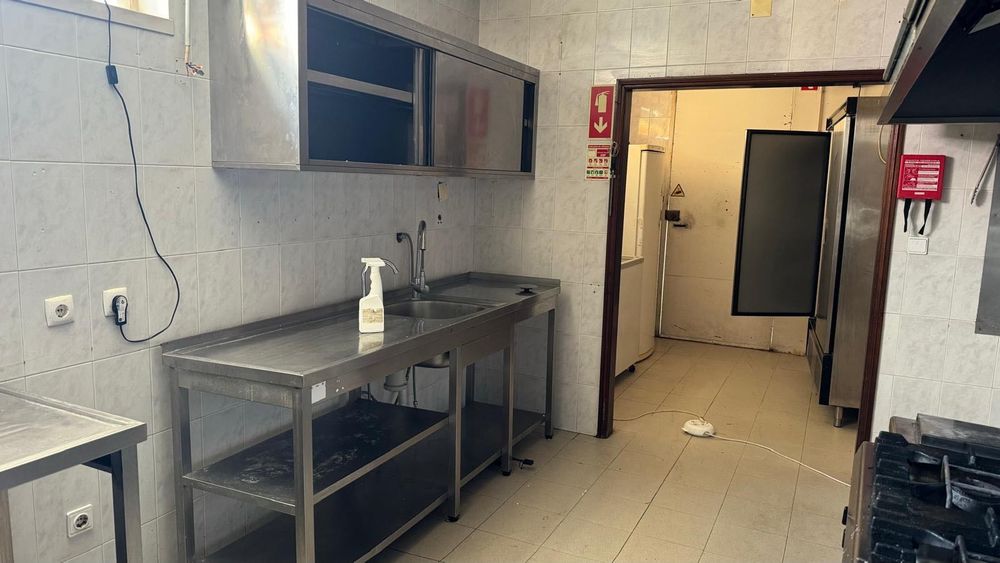 Bancada em inox com 2 cubas para a loiça
