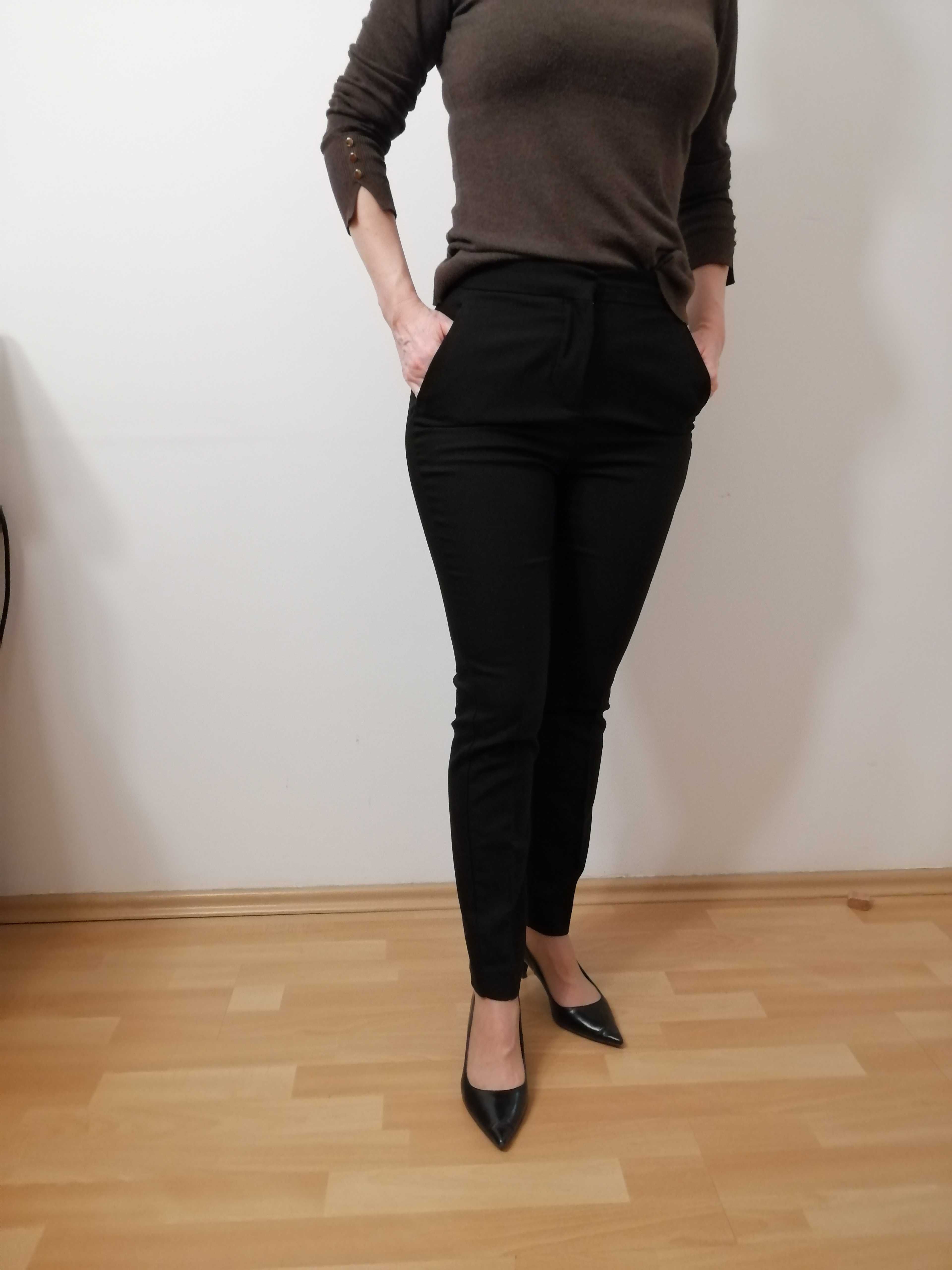 Czarne spodnie typu cygaretki