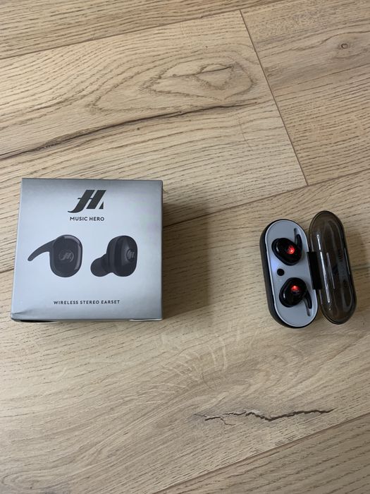 Wireless stereo earset