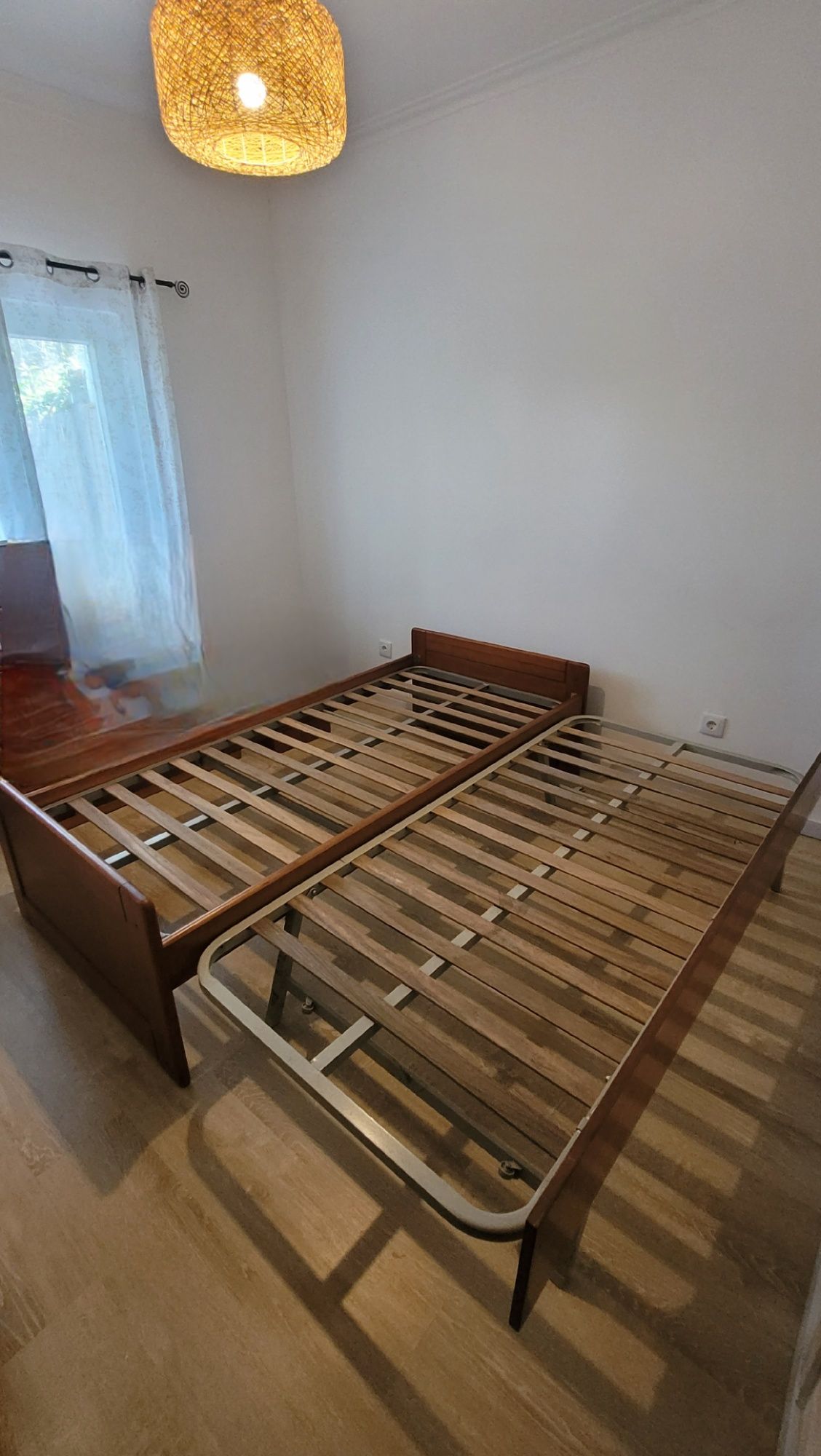 Cama dupla de solteiro em madeira + mesa de cabeceira