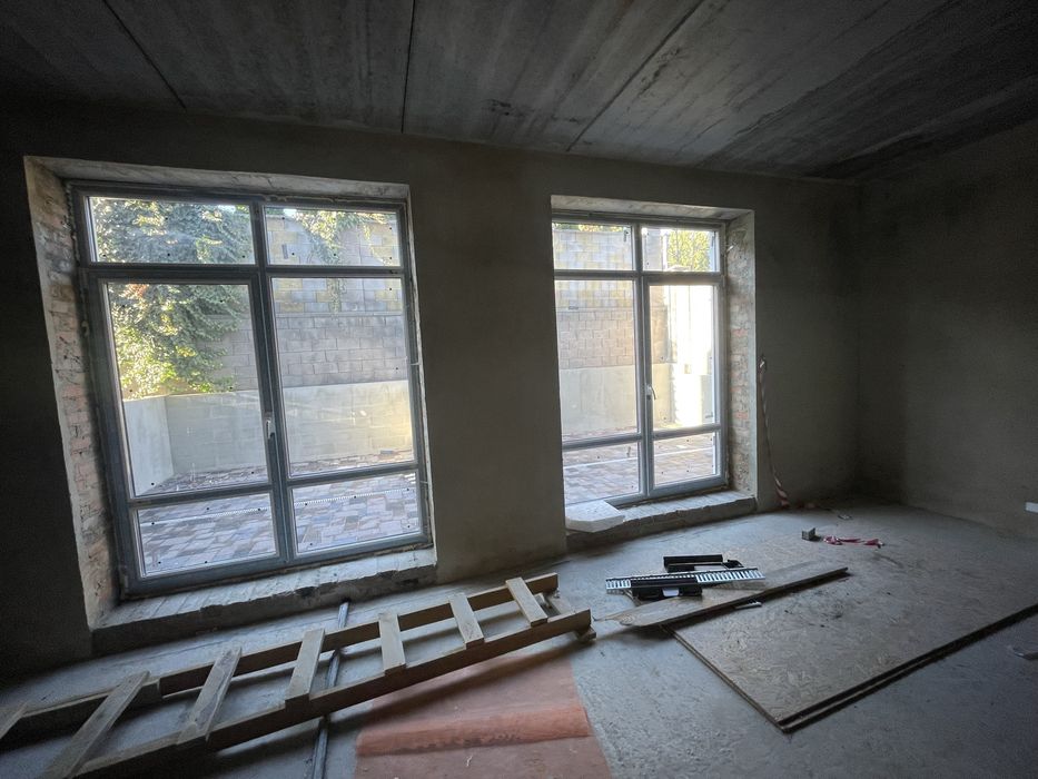 Котедж з гаражем навпроти Спектруму