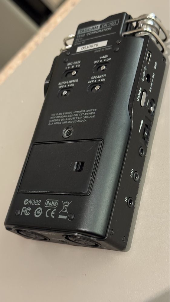 Tascam DR-100 z pilotem rejestrator