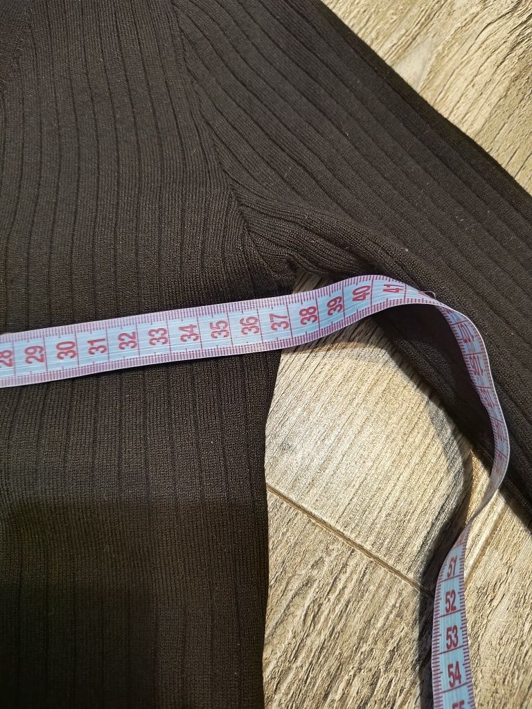 Sweterek czarny prążkowany rozm S