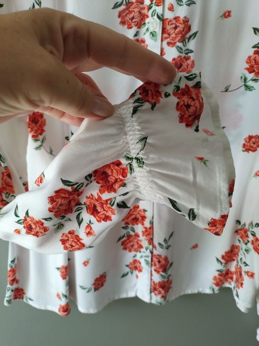 Elegancka bluzka z zapięciem na plecach r42