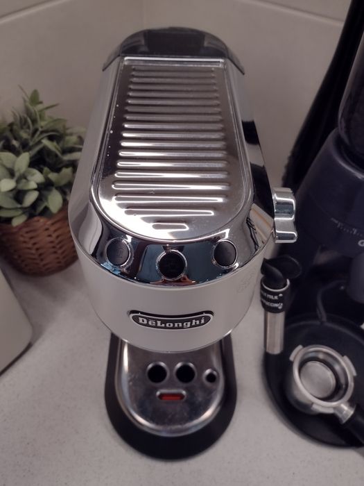 Ekspres do kawy De’Longhi EC 685 z młynkiem Graef CM 702