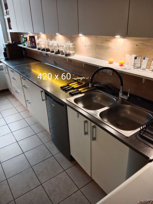 Zestaw szafek z blatem i zlewem