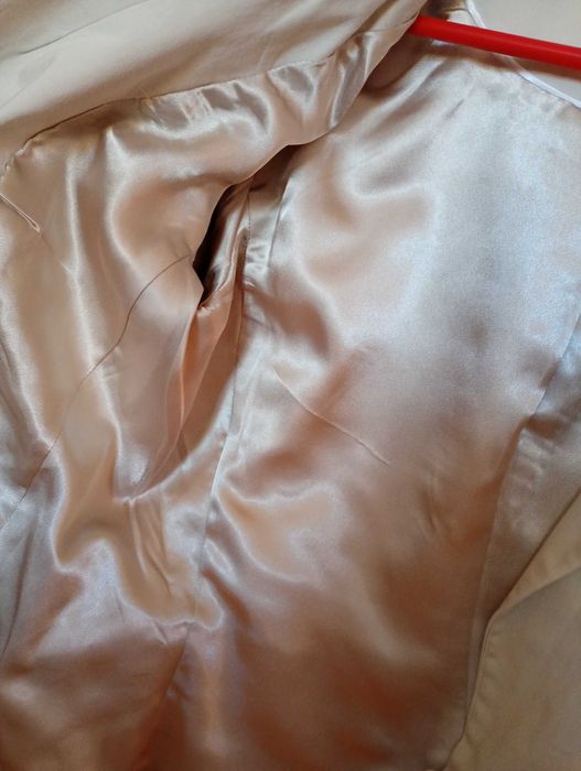 Żakiet damski w kolorze jasno beżowym