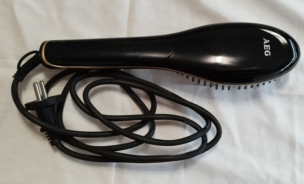 Escova de alisamento marca AEG usada uma vez