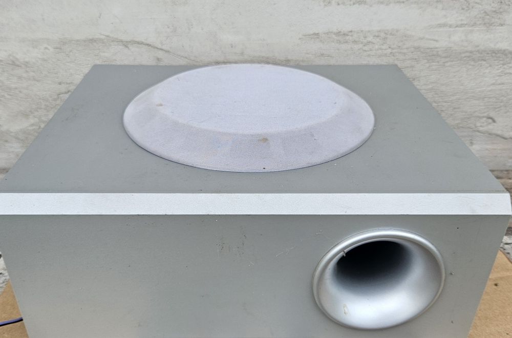 Srebrny subwoofer 3 ohm