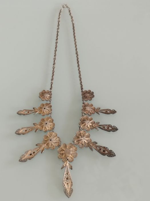 belíssimo colar antigo português em prata muito bom estado excepto o