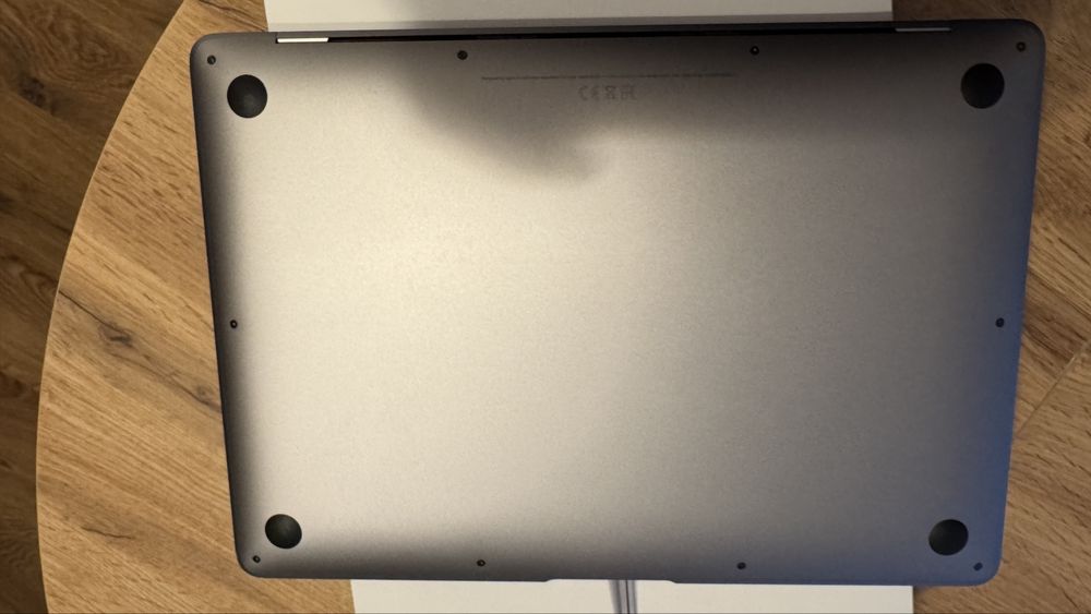  MacBook Air M1 8GB / 256GB – bardzo dobry stan wizualny, bateria 83%