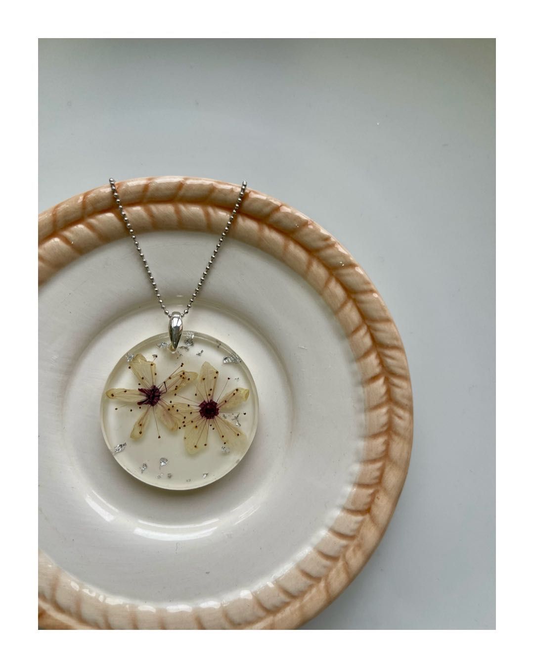 Zawieszka „fleurs jaunes” biżuteria handmade żywica srebro