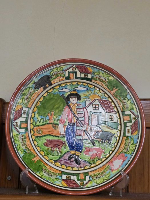 Escaparate e pratos pintados á mão