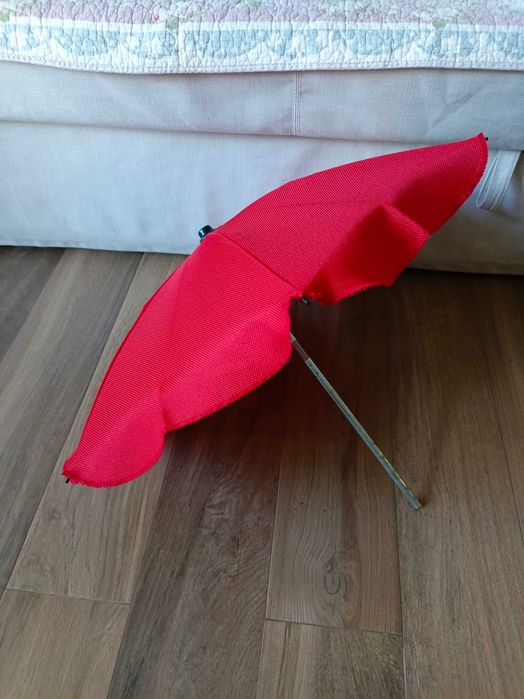 Czerwona parasolka do wózka