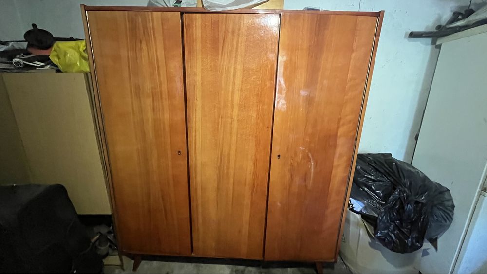 Шафа для одягу трьохдверна