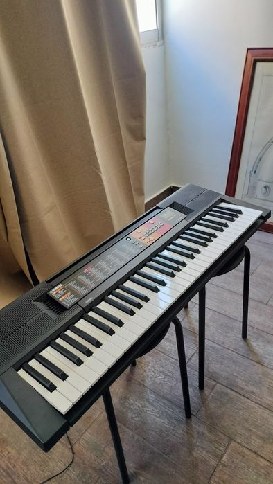 Teclado digital portátil e compacto - Yamaha PSR- F 51