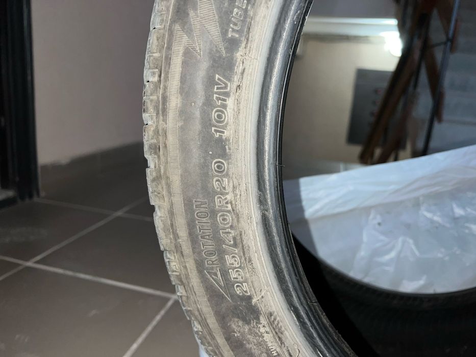 Продам шини  Bridgestone 255 40 20 зима