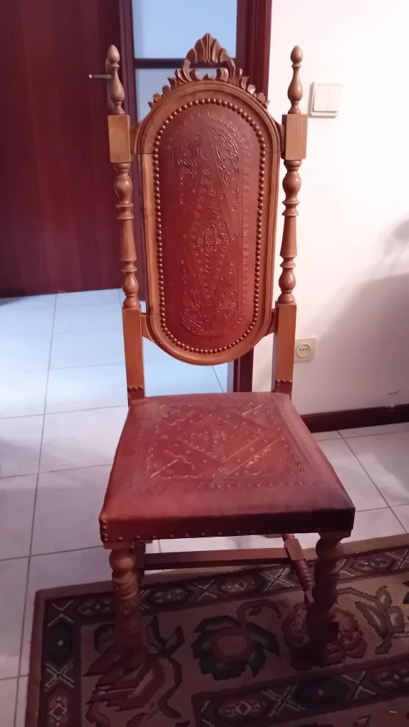 Mesa de sala em madeira de castanho e cadeiras