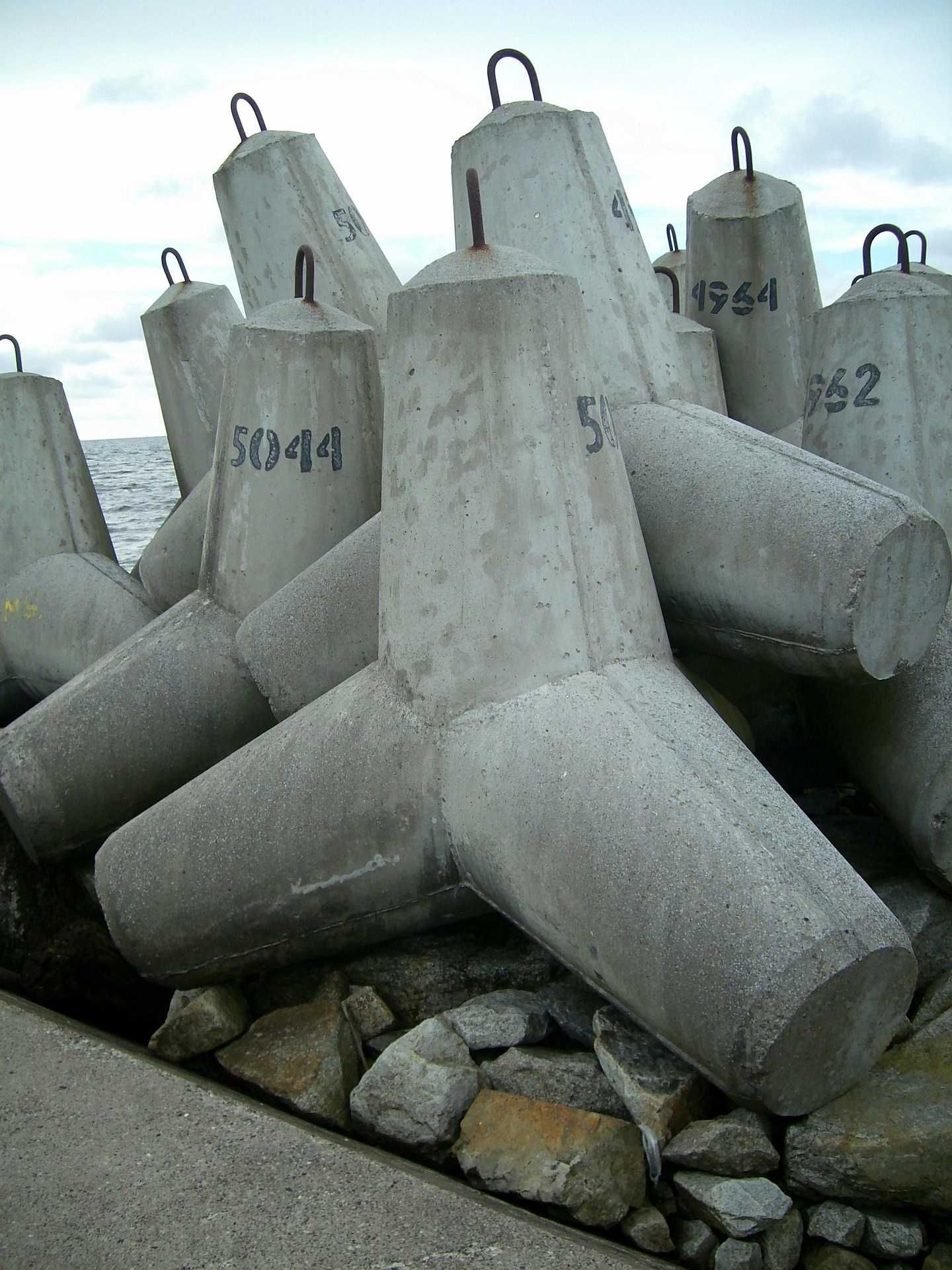 betonowe GWIAZDOBLOKI jeż starblok falochron zasieki czwórnóg