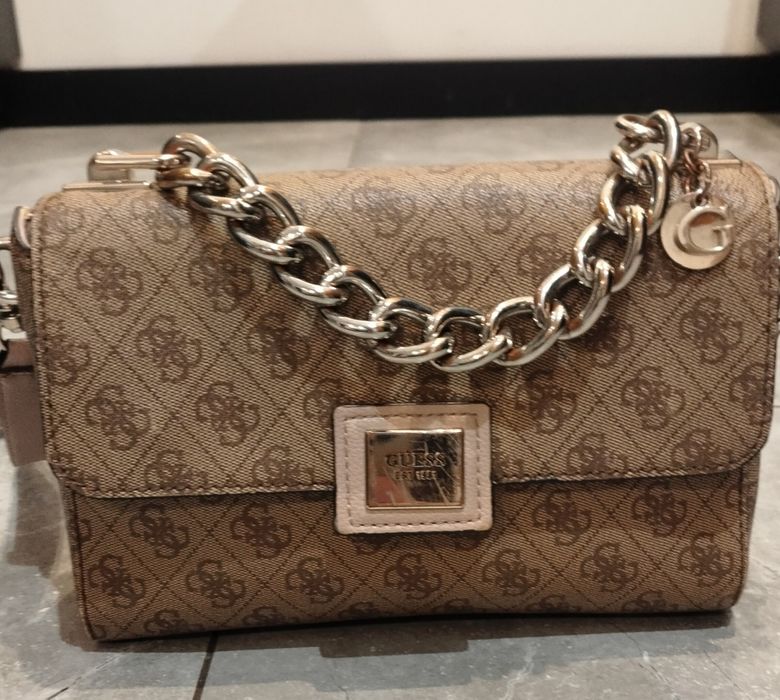 Torebka listonoszka Guess na pasku z łańcuszkiem